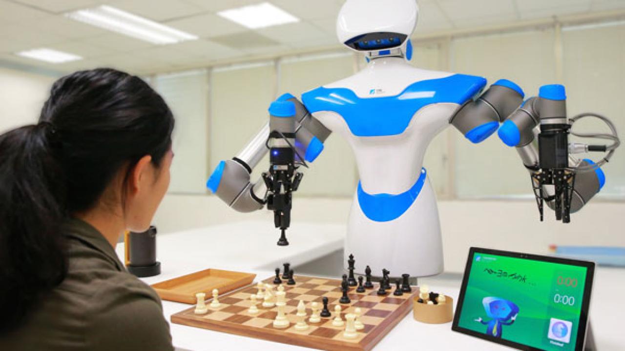 Autonomous chess playing robot 